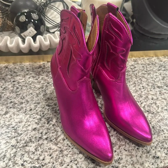 Shiney metallic hot pink boots - Picture 2 of 5